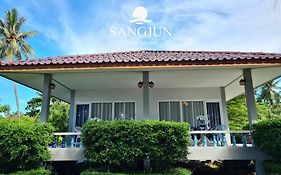 แสงจันทร์ ออน บีช รีสอร์ท